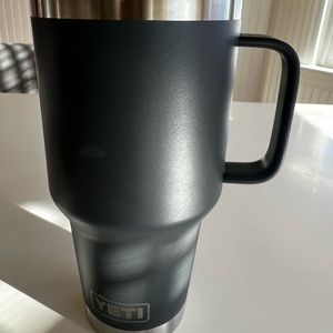 Yeti 30oz Rambler 30 OZ TRAVEL MUG
WITH STRONGHOLD™ LID Charcoal